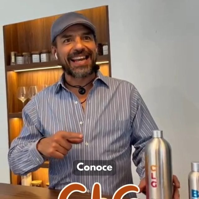 ¿Sabías que la falta de colágeno y ácido hialurónico es la principal causa del dolor y la rigidez articular?🔍💡Todos los conocemos por sus increíbles beneficios antienvejecimiento, para el cabello, las uñas y una piel radiante ✨—efectos que por supuesto vas a notar—, pero su función va mucho más allá de la estética: son la "amortiguación" de tu cuerpo.
Con el tiempo, las articulaciones pierden su lubricación natural. CLG Liposomal combina Colágeno, Ácido Hialurónico y Biotina para devolverte la movilidad que necesitas:
• Amortiguación: El ácido hialurónico hidrata y lubrica la articulación.
• Estructura y fuerza: El colágeno regenera tejidos y frena el desgaste de cartílagos y ligamentos.
• Movilidad sin dolor: Reduce la rigidez muscular y el malestar al moverte.
Todo con máxima absorción celular gracias a la tecnología liposomal.Ingresa a Essenzia online para comprar el tuyo y moverte sin molestias. 🛒🎁 Aprovecha este mes el 15% de descuento en toda la línea liposomal.